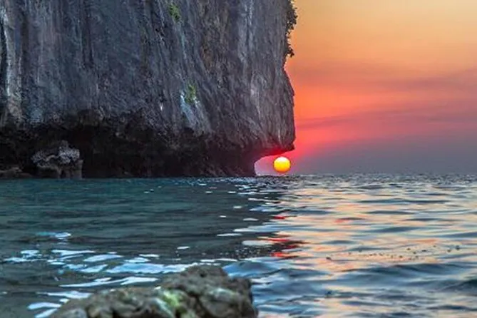 Phi Phi Early Bird Premium Tour by Speed Boat by Bangtao Beach Bar Phi Phi Early Bird Premium Tour by Speed Boat by Bangtao Beach Bar